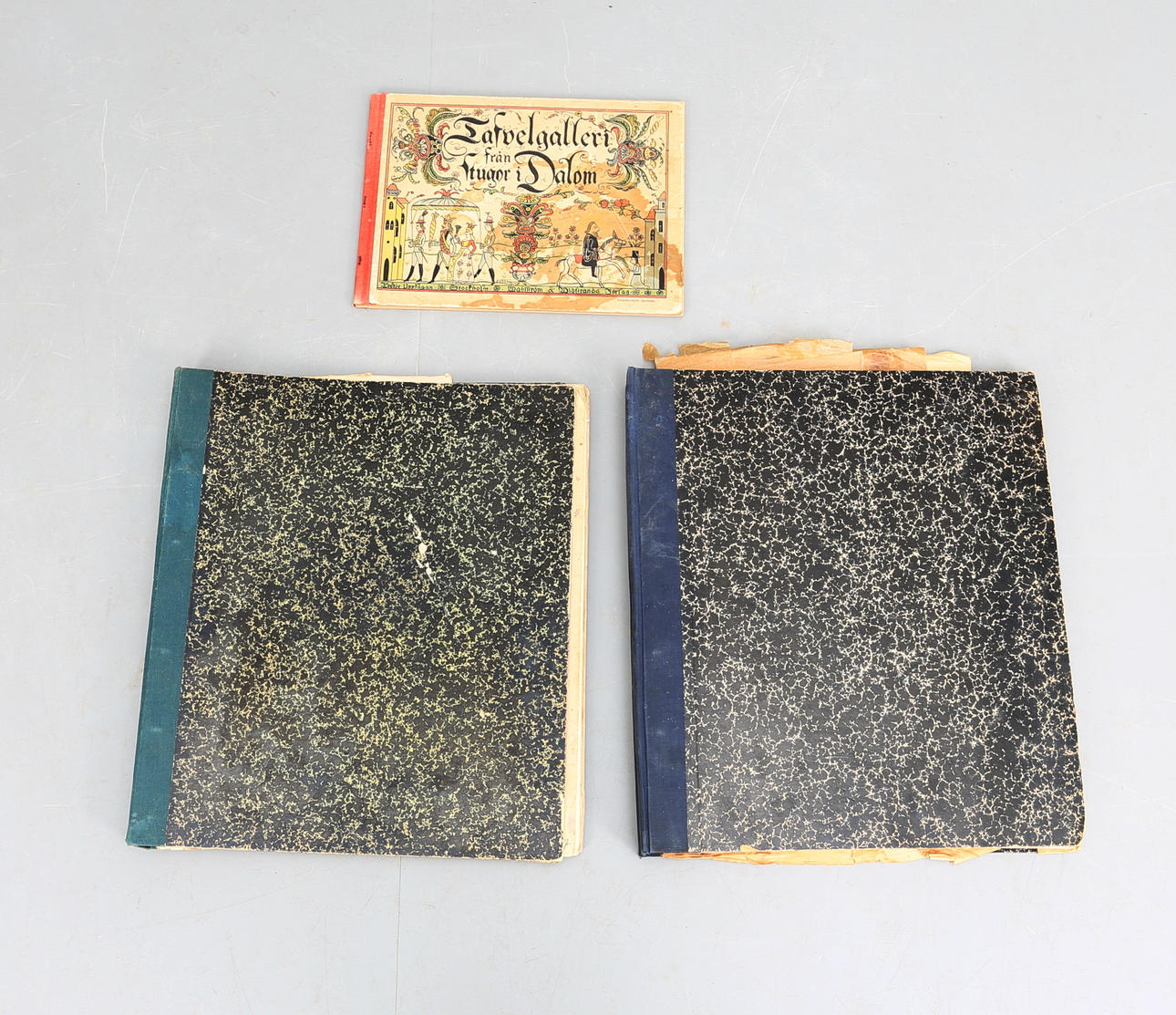 OKÄND KONSTNÄR. Allmogeskisser i pärm, 2 st, samt en bok, 1930/40-tal.