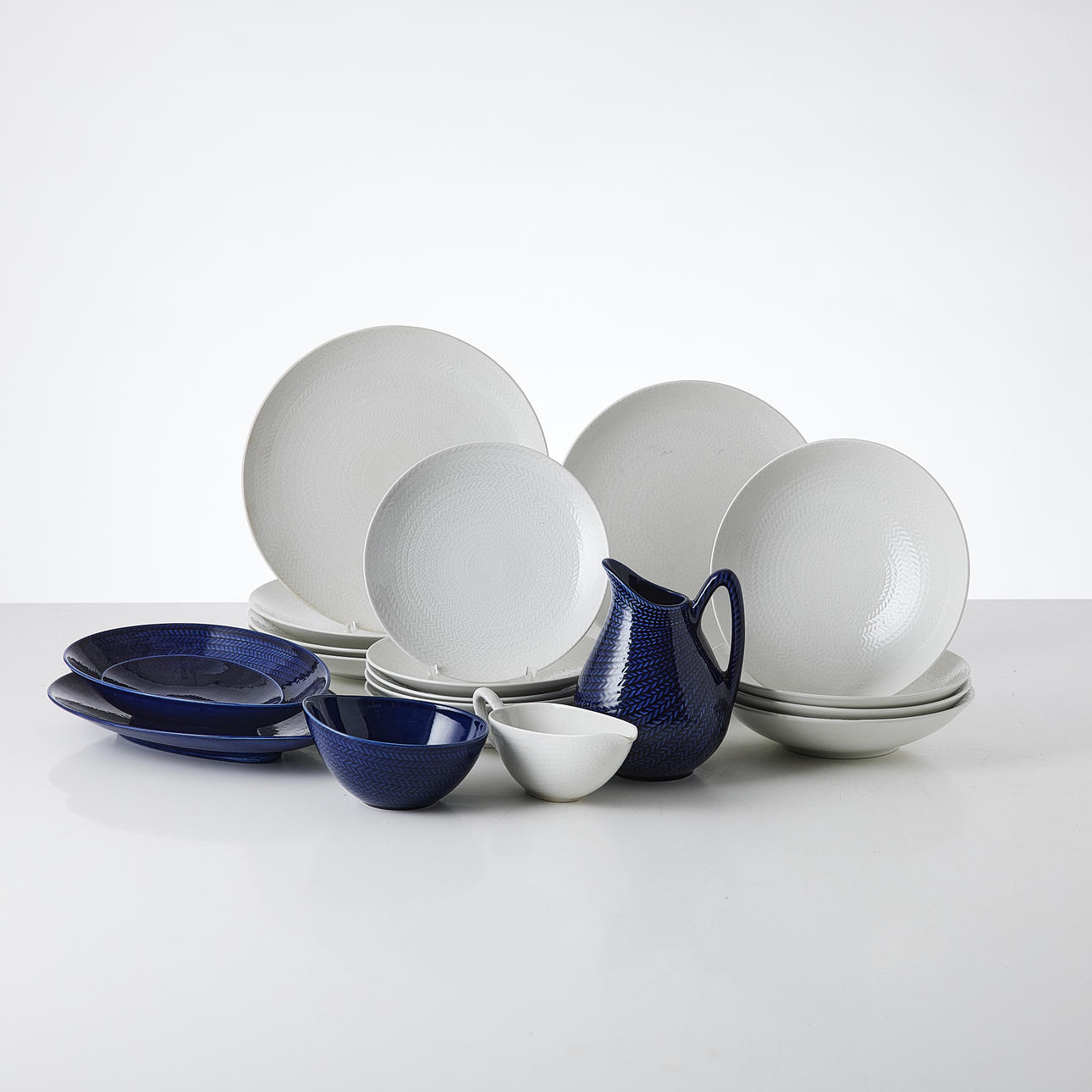 HERTHA BENGTSON. Servisdelar, "Blå Eld", 24 dlr, Rörstrand.