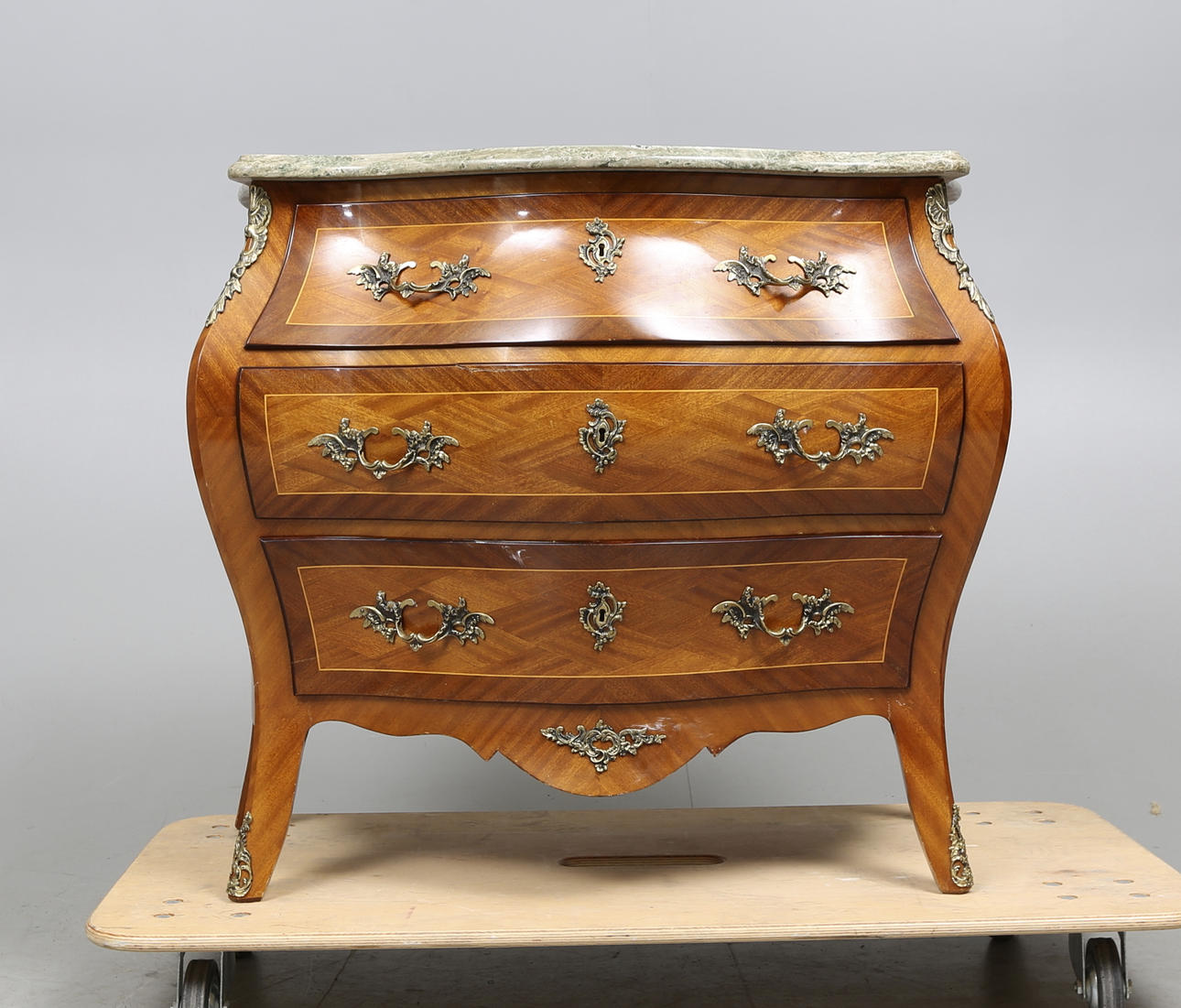 BYRÅ, rokokostil, 1900-talets mitt.