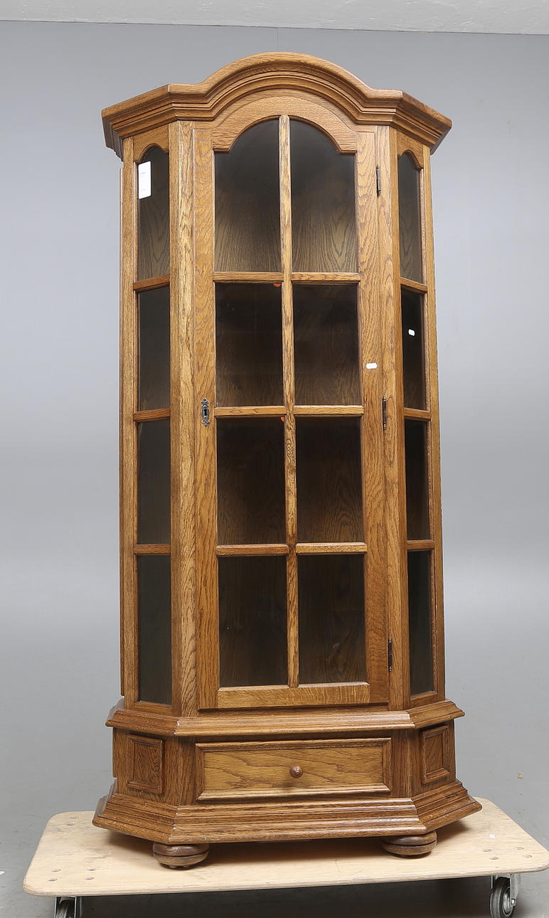 VITRINSKÅP, 1900-tal.