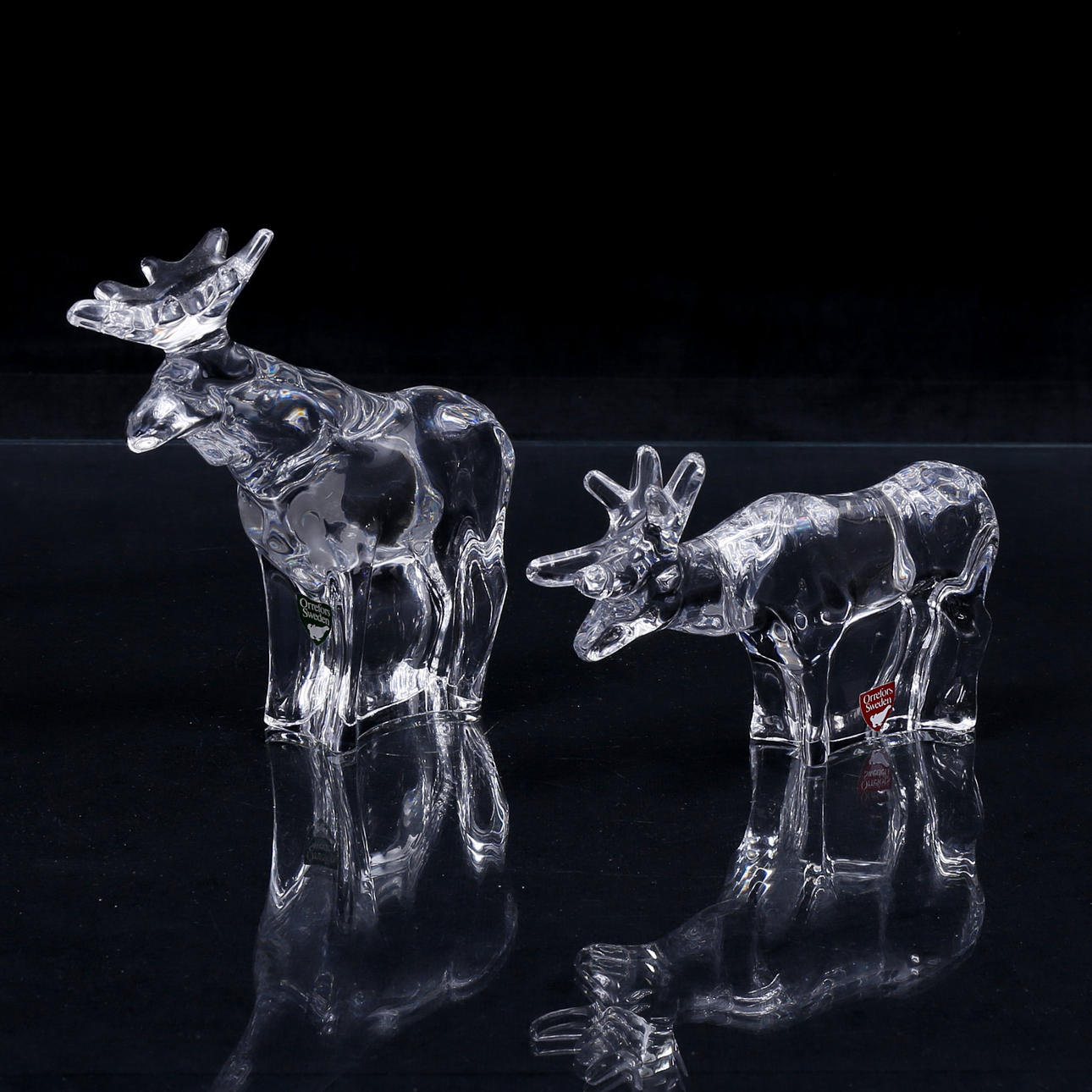 KONSTGLAS, 2 st älgar, Orrefors.