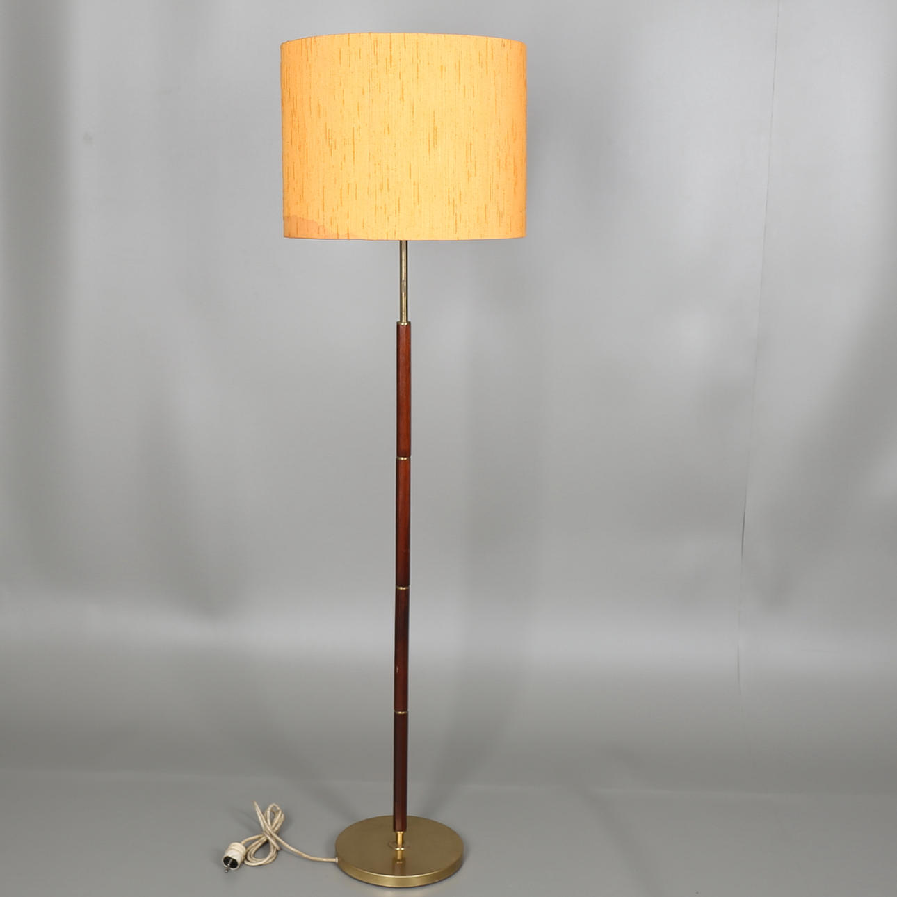 GOLVLAMPA, metall och trä, Boréns, Borås.