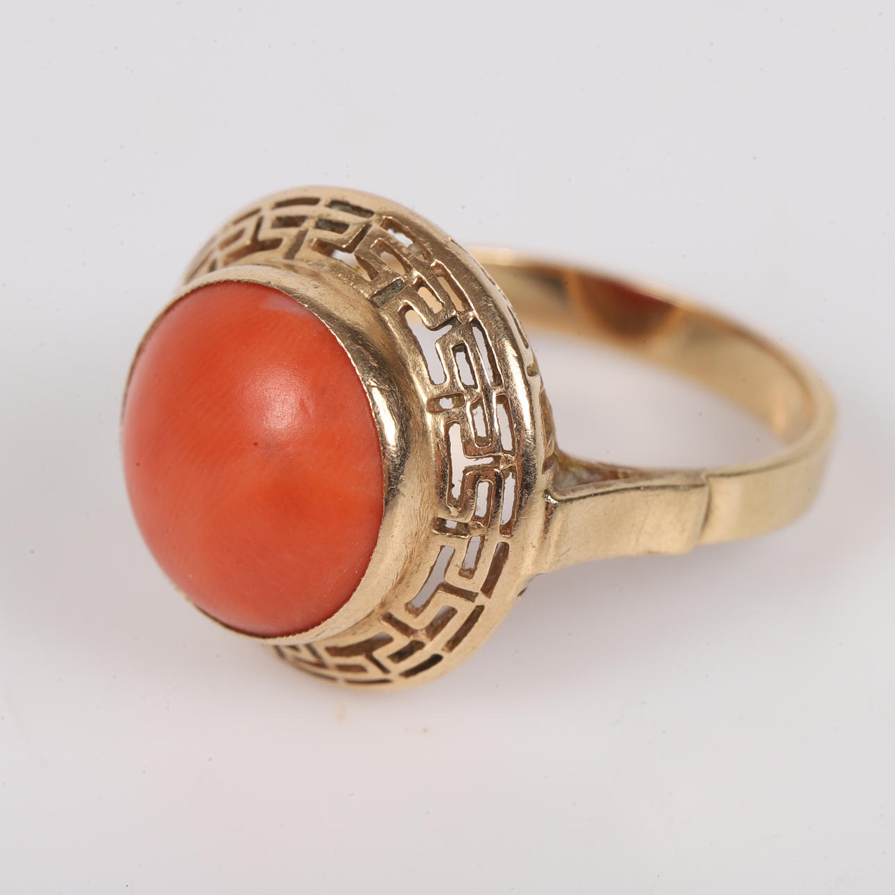 RING, 14K guld med cabochonsleben orange sten.