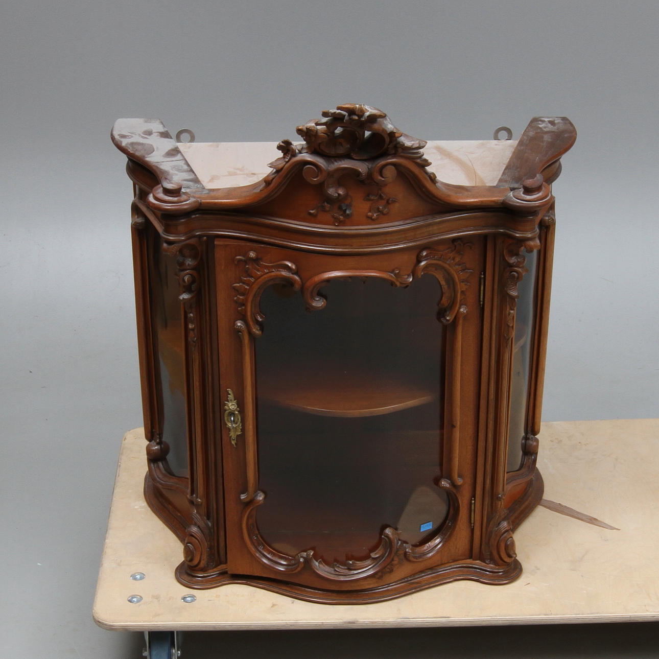 HÄNGSKÅP, nyrokoko, 1800-talets slut.