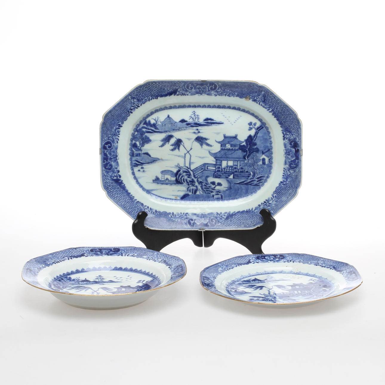 STEKFAT samt TALLRIKAR, 2 st, kompaniporslin, Qing dynastin, Qianlong, 1700-tal.