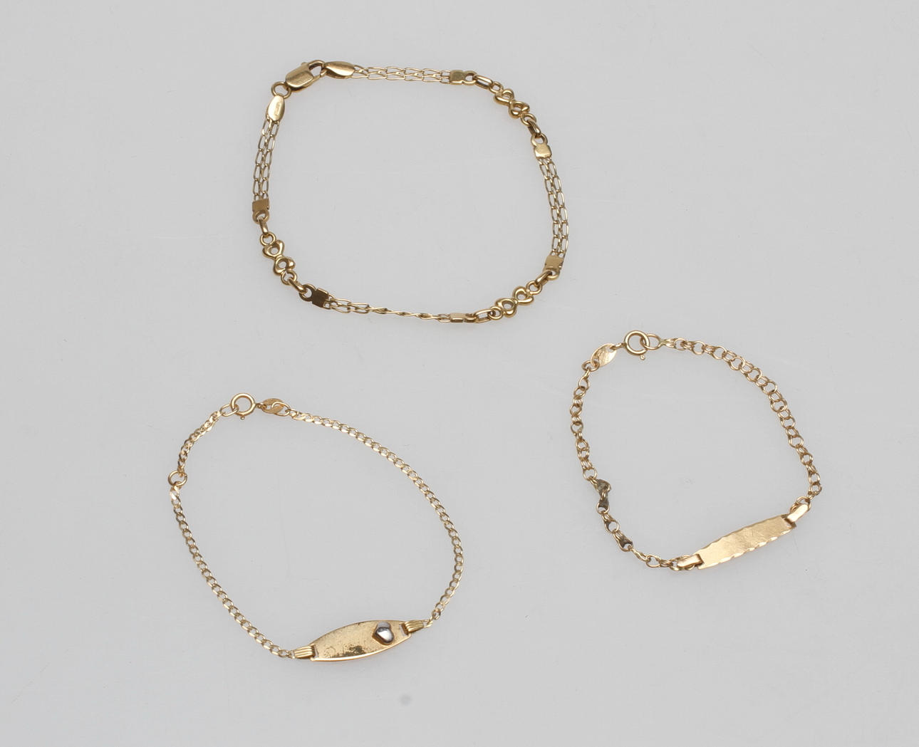 ARMBAND, 3 st, 18k guld, vikt ca 6,7 gr.
