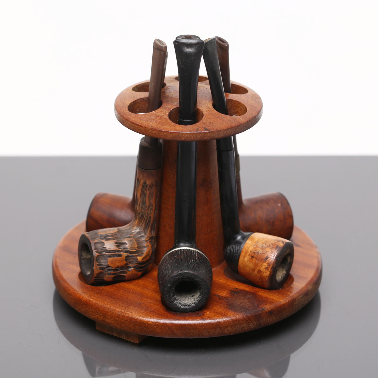 PIPE STAND with six PIPES, mid 20th century.