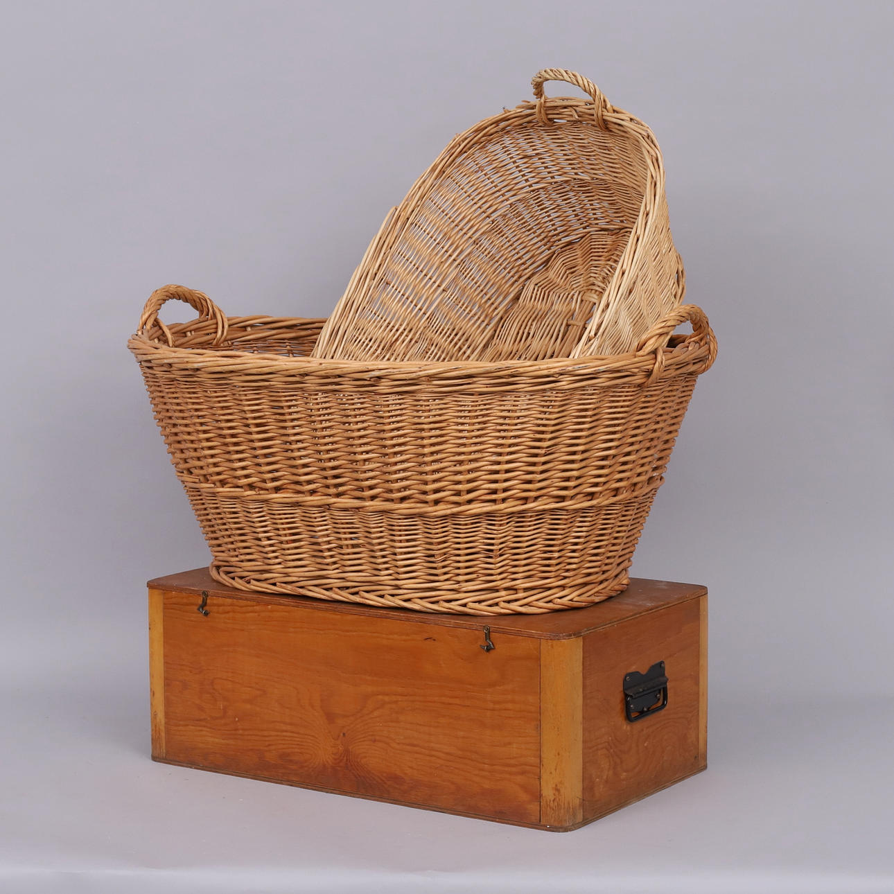 WÄSCHEKORB und SCHUBLADE.