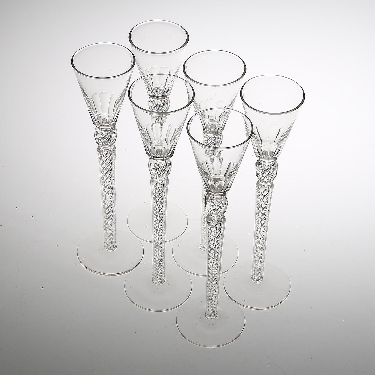 SNAPSGLAS, 6 st, med spiralfot, troligen Sandö Glasbruk, 18/1900-tal.