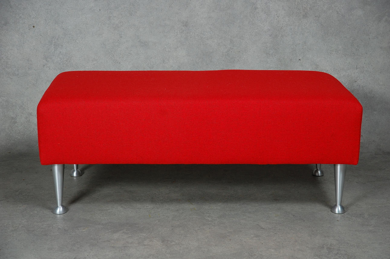 BANQUETTE, nytillverkad av tapetserare, i ulltyg från Gudbrandsdalen.