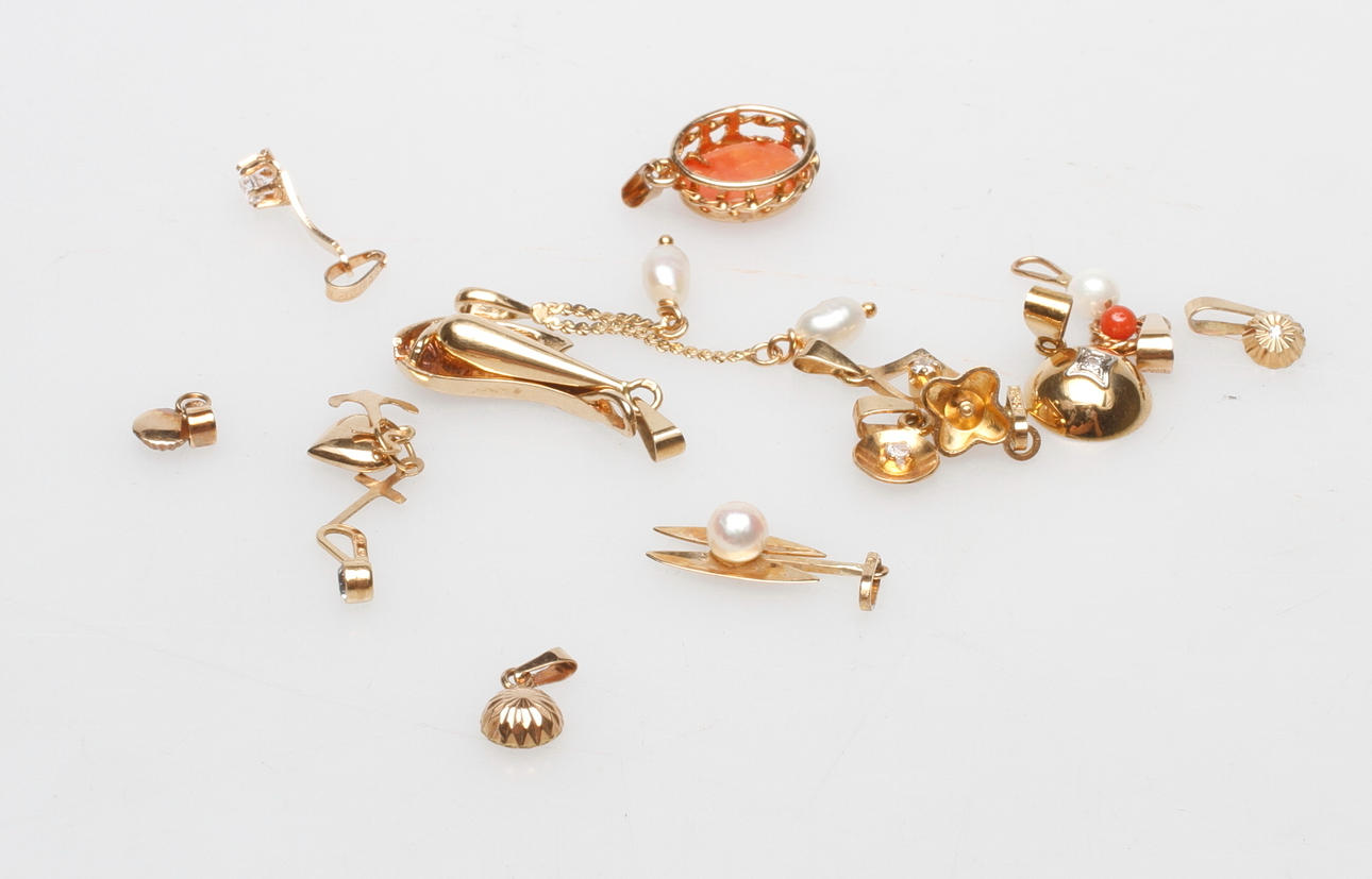 HÄNGEN, 18 st, 18k guld, vikt ca 10,5 gr.