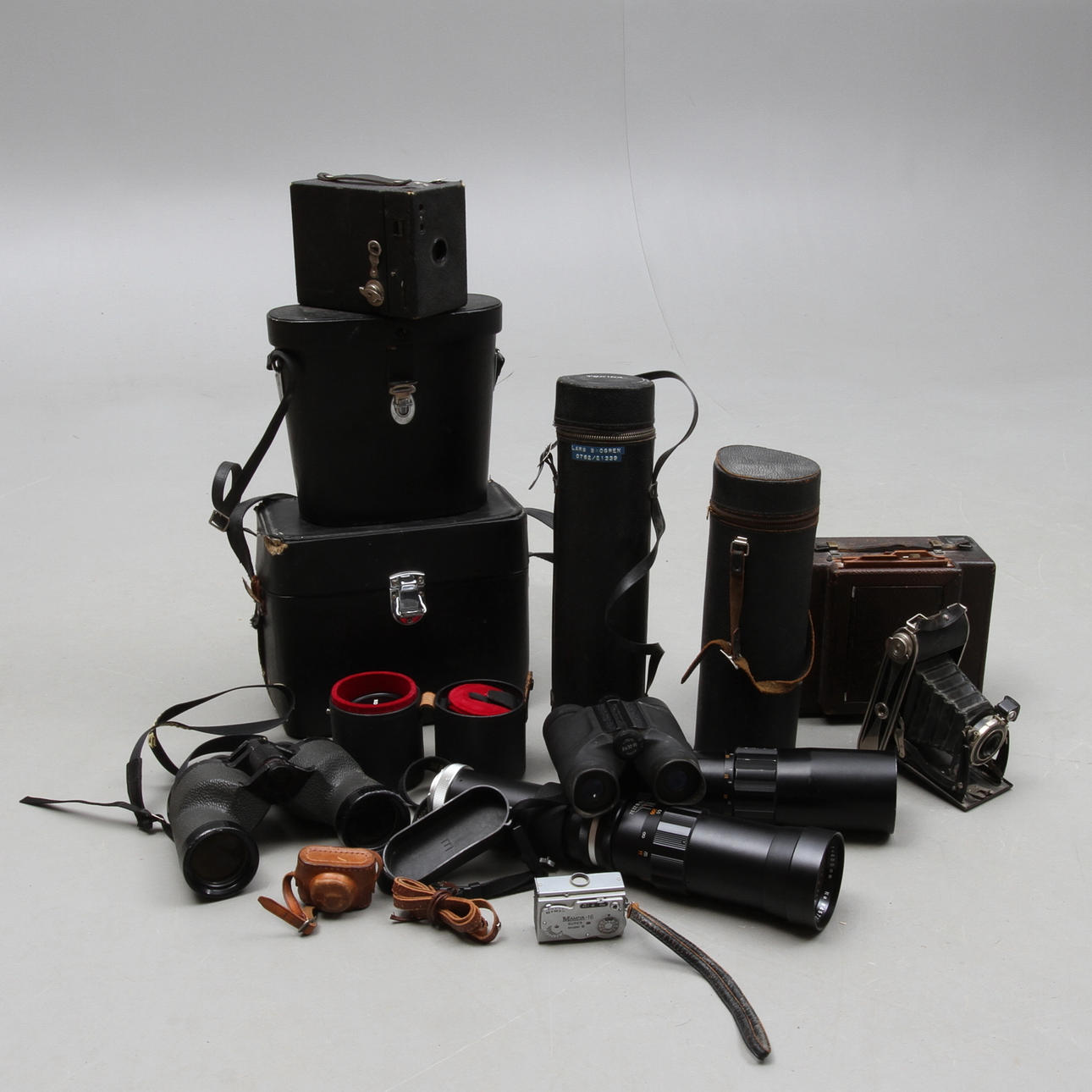PARTI KAMEROR, OBJEKTIV samt KIKARE, Bl a Kodak No 2 Hawkeye Model B, 9 delar.