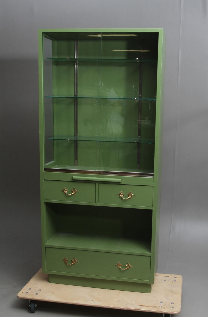 VITRINSKÅP, 1900-talets första hälft.