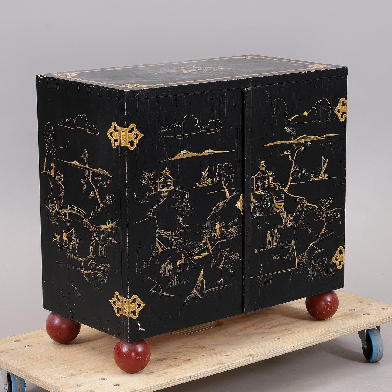 Kommode MED DØRE, Kina, 1900-tallet.