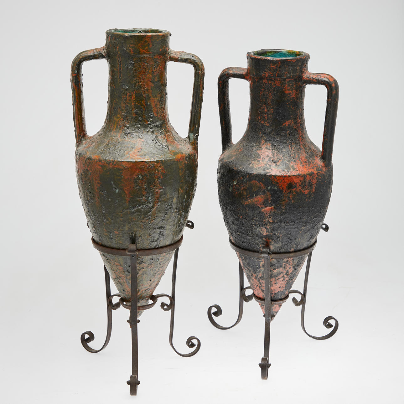 Dos ánforas, cerámica, metal (2).