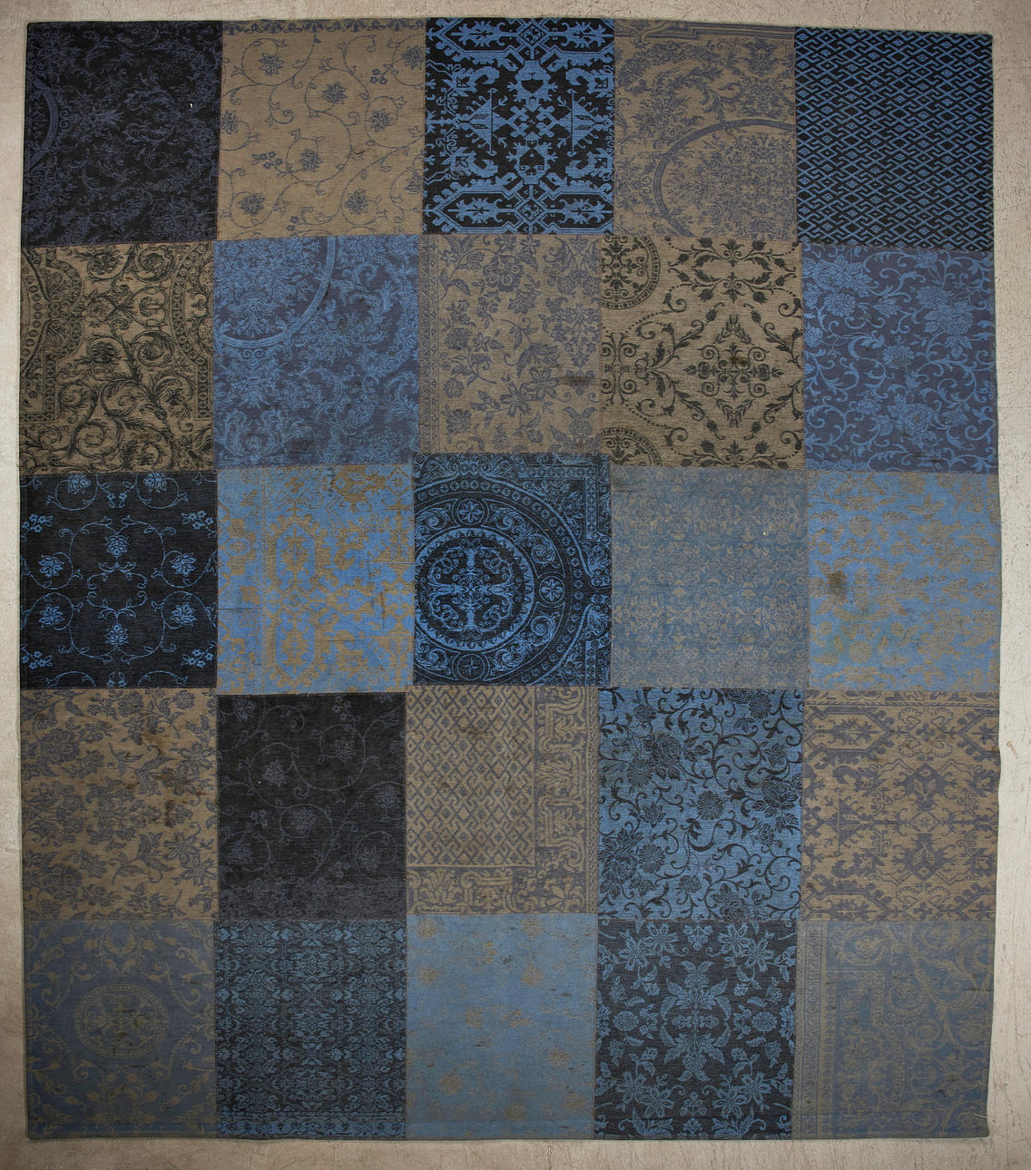 TEPPICH, sogenanntes Patchwork, Dessin Multi, in blauen Farben "Vergissmeinnicht", ca. 260x360 cm, Provenienz Handelskammer Stockholm.