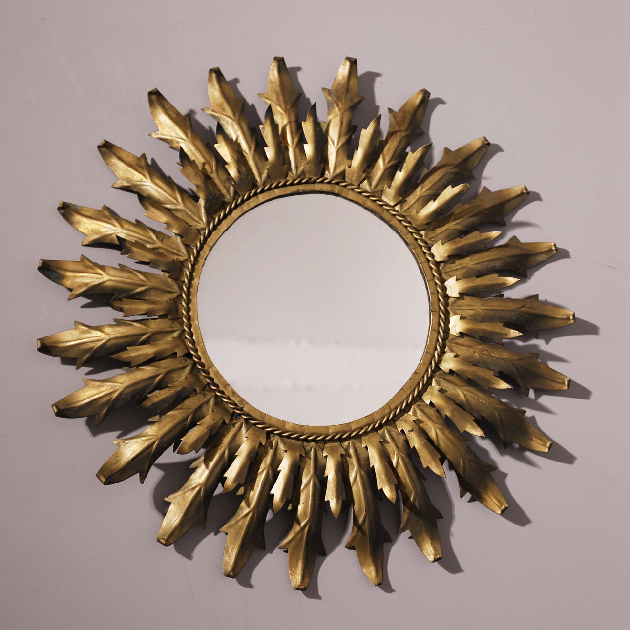 SPEGEL ”SOL”. GULD METALL. 60-TALET.