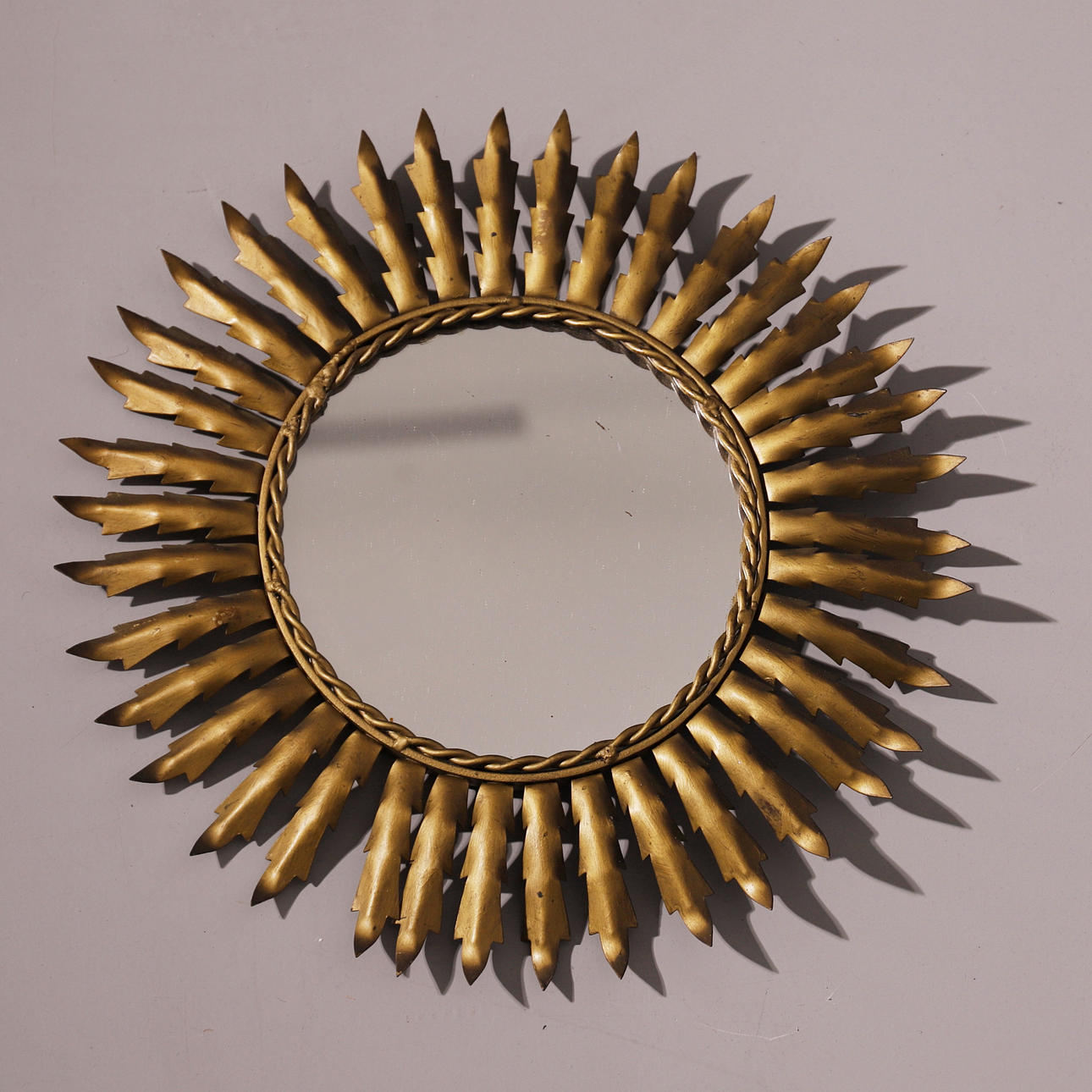 ”SOL” SPEGEL, GULDPLÄTERAD METALL, 60-TAL.