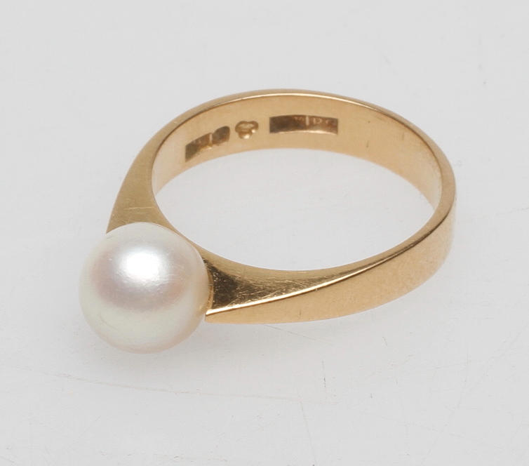RING MED PÄRLA, 18k guld, vikt ca 4,9 gr.