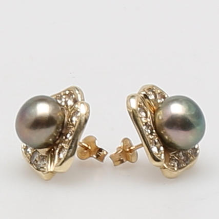 ÖRHÄNGEN i 14K gulguld med diamanter, ca 1 carat och southsea-pärlor.