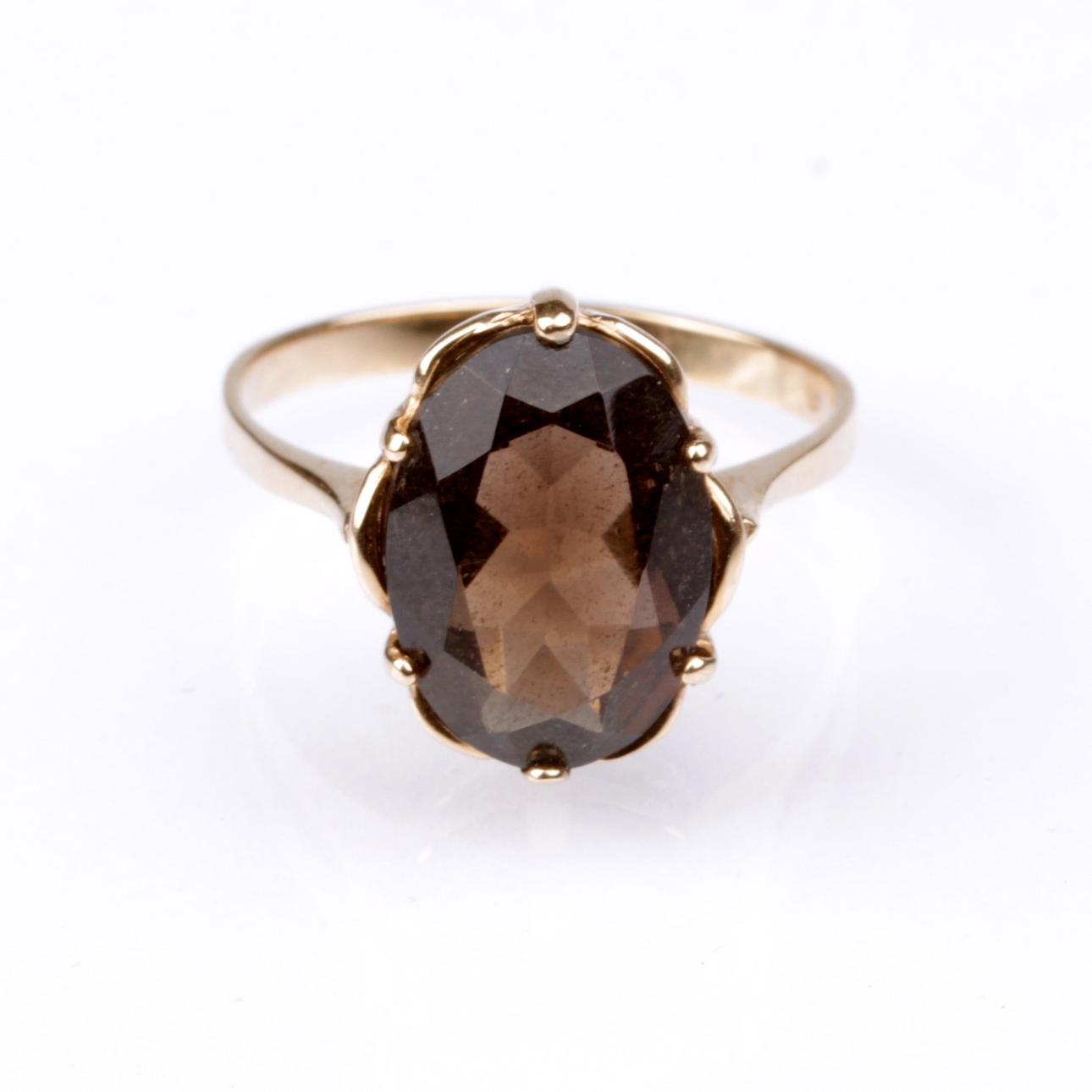 RING, med rökkvarts, 18k guld, vikt ca 3,99 gram.