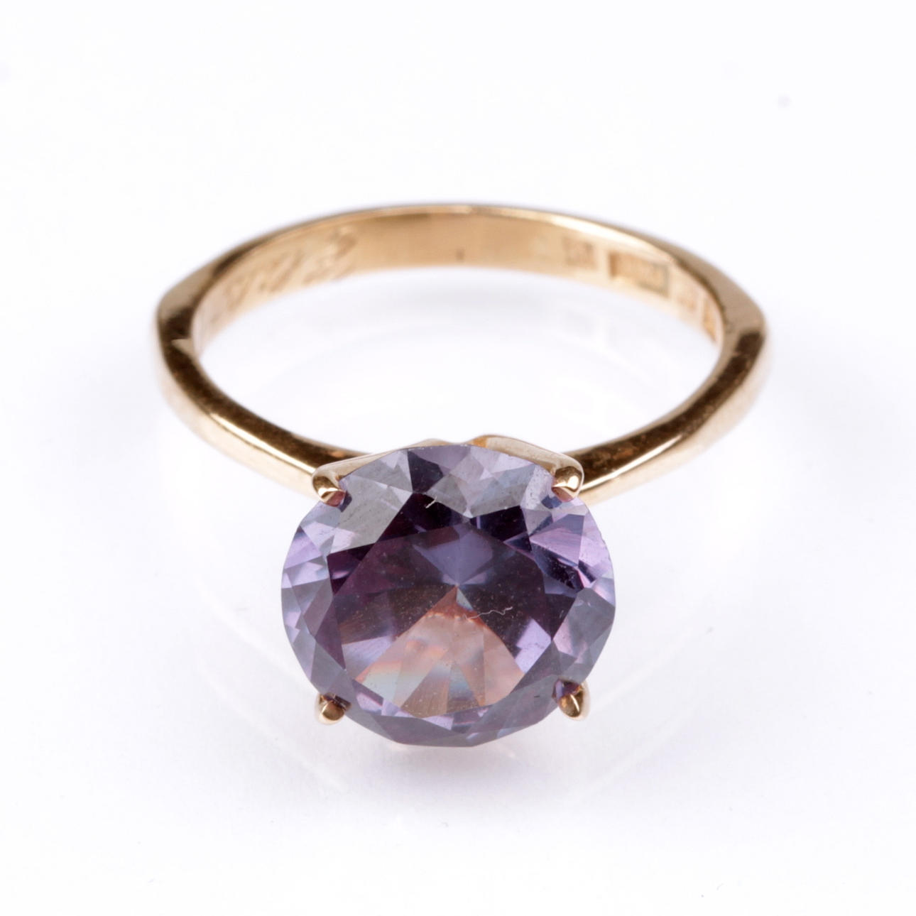 RING, med ametist, 18k guld, vikt ca 5,85 gram.