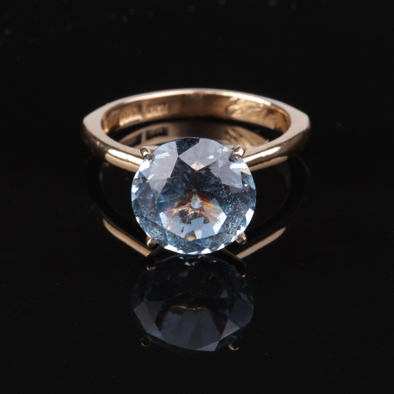 RING, med sten, 18k guld, Bengt Hallberg Guldsmeds AB, 1965.