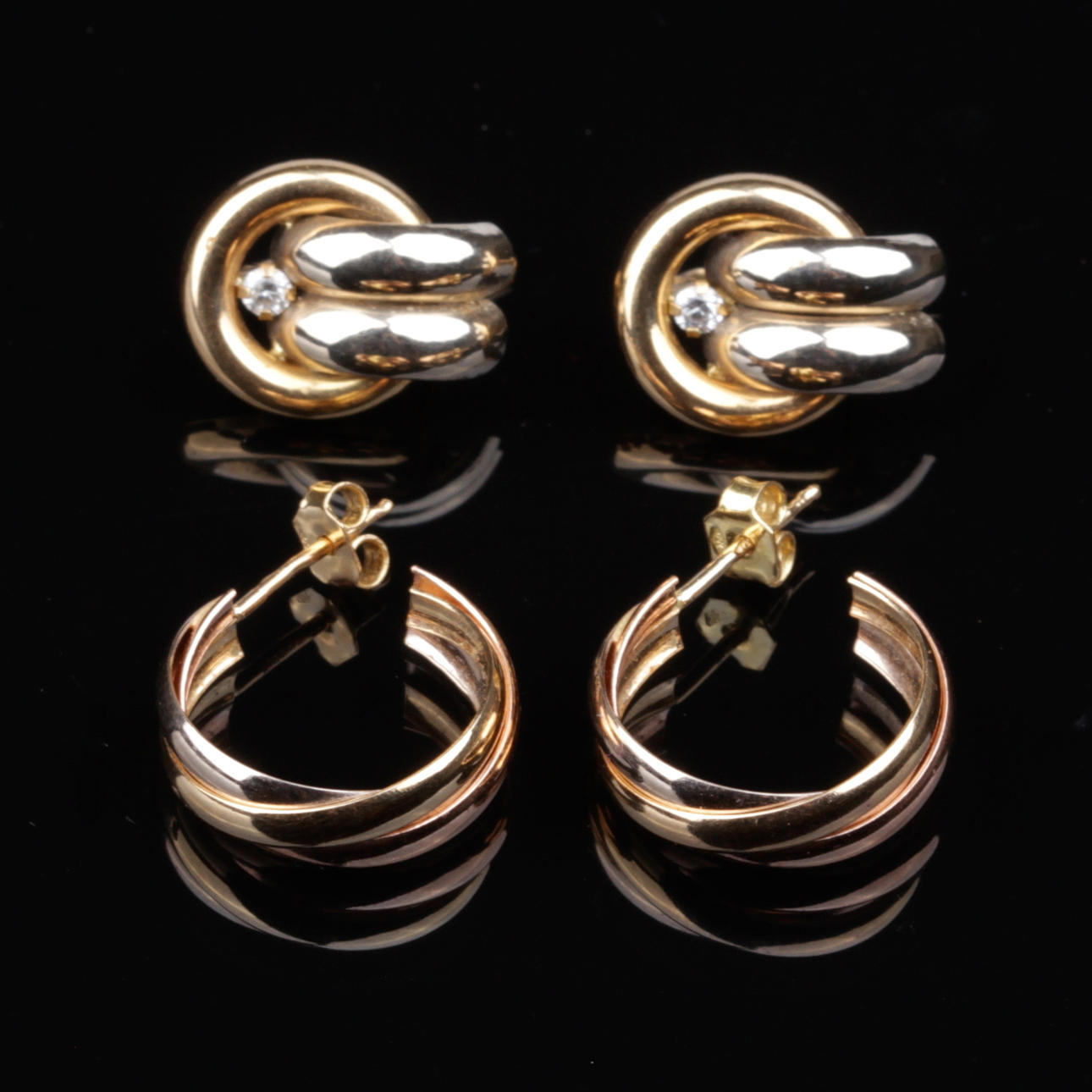 ÖRHÄNGEN, två par, 18k guld/vitguld, ena paret med sten, vikt ca 6,07 gram.