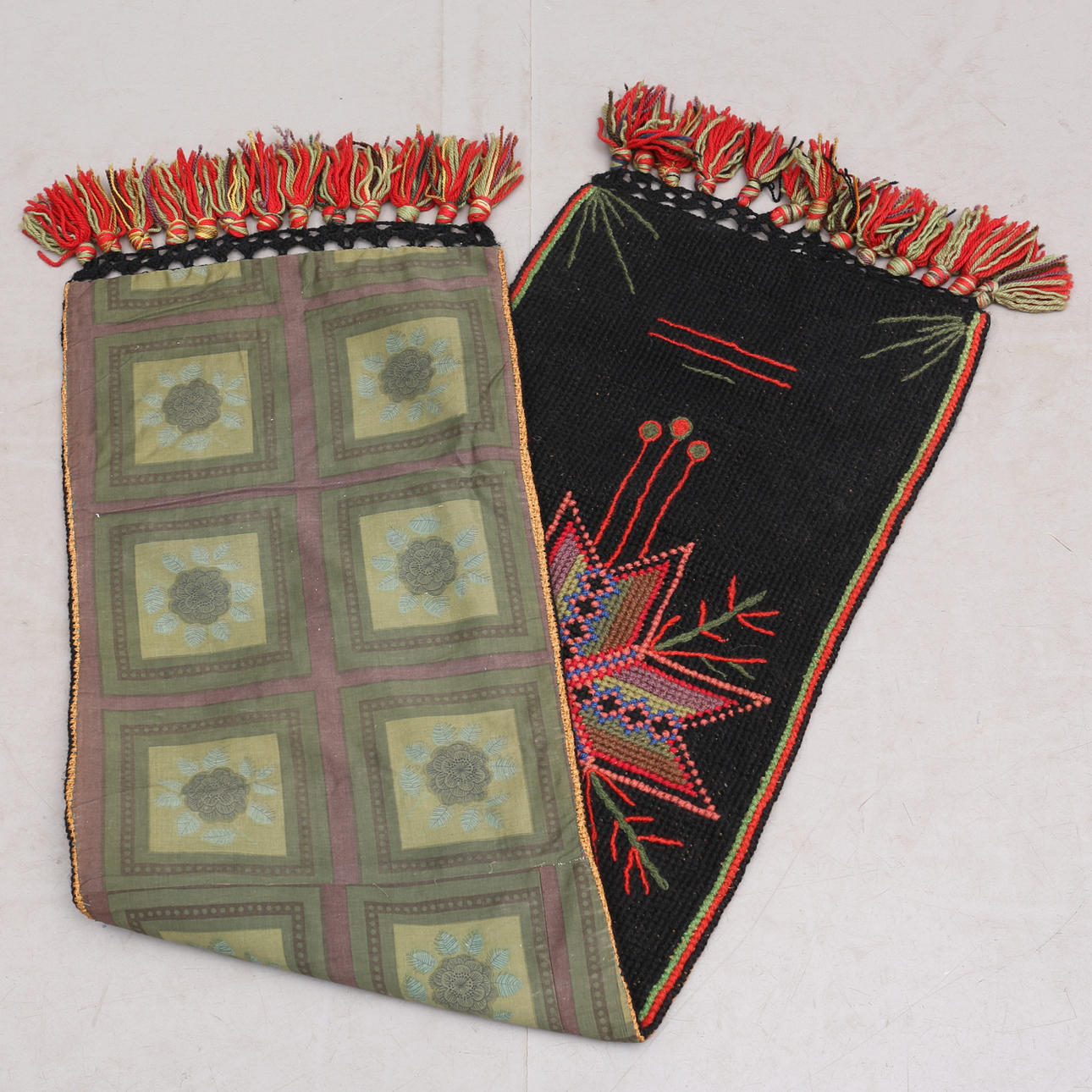 GUNGSTOLSMATTA, broderad, 1900-tal.