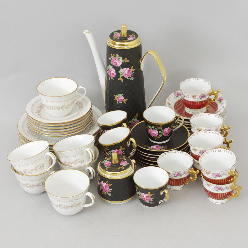 KAFFESERVISER, 3 stycken, porslin.