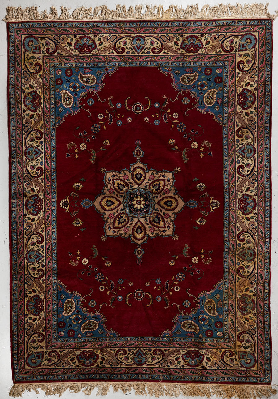 Orientaliskmatta, bottenfärg röd, 355x252 cm.