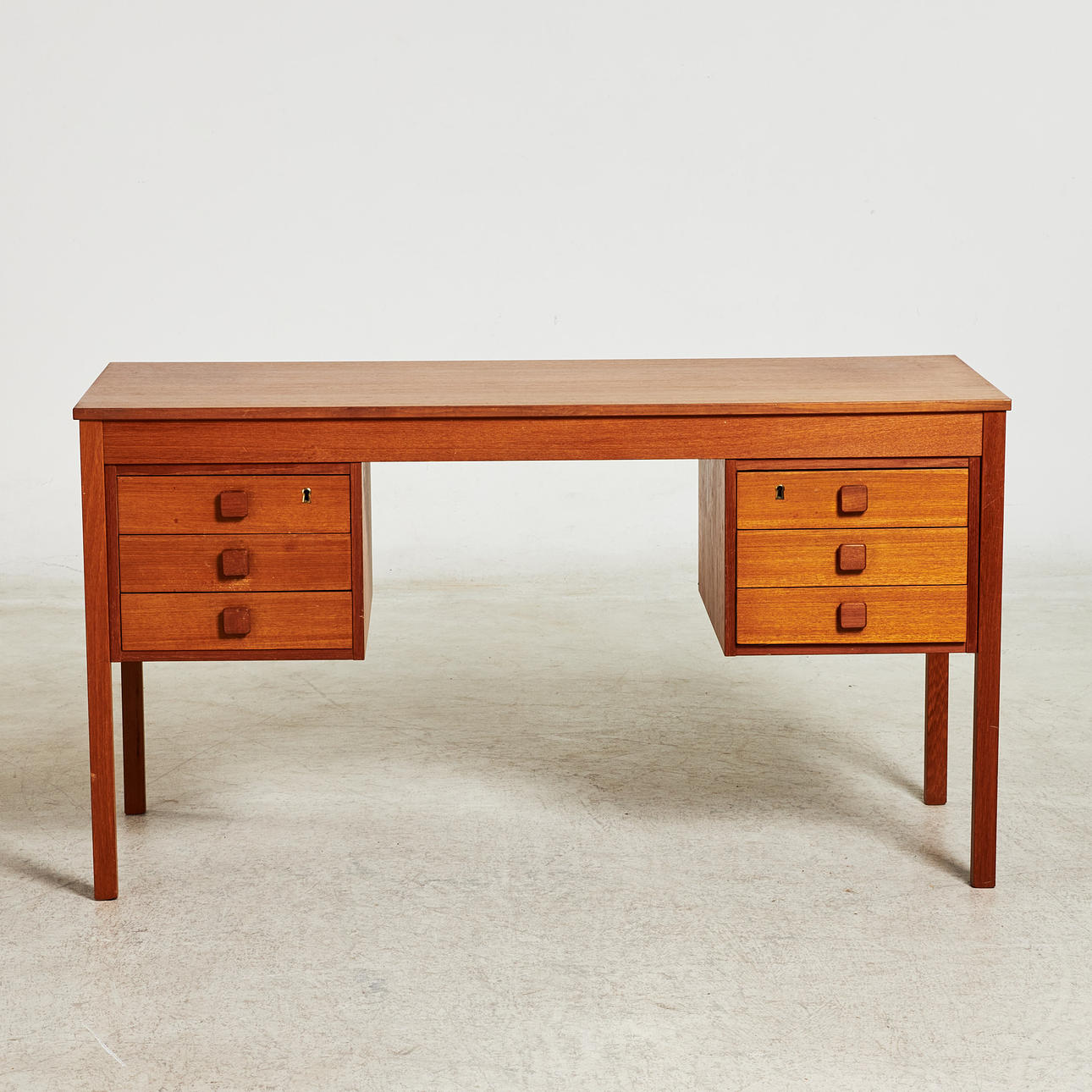 SCHREIBTISCH, 1950er/60er Jahre, Teak.