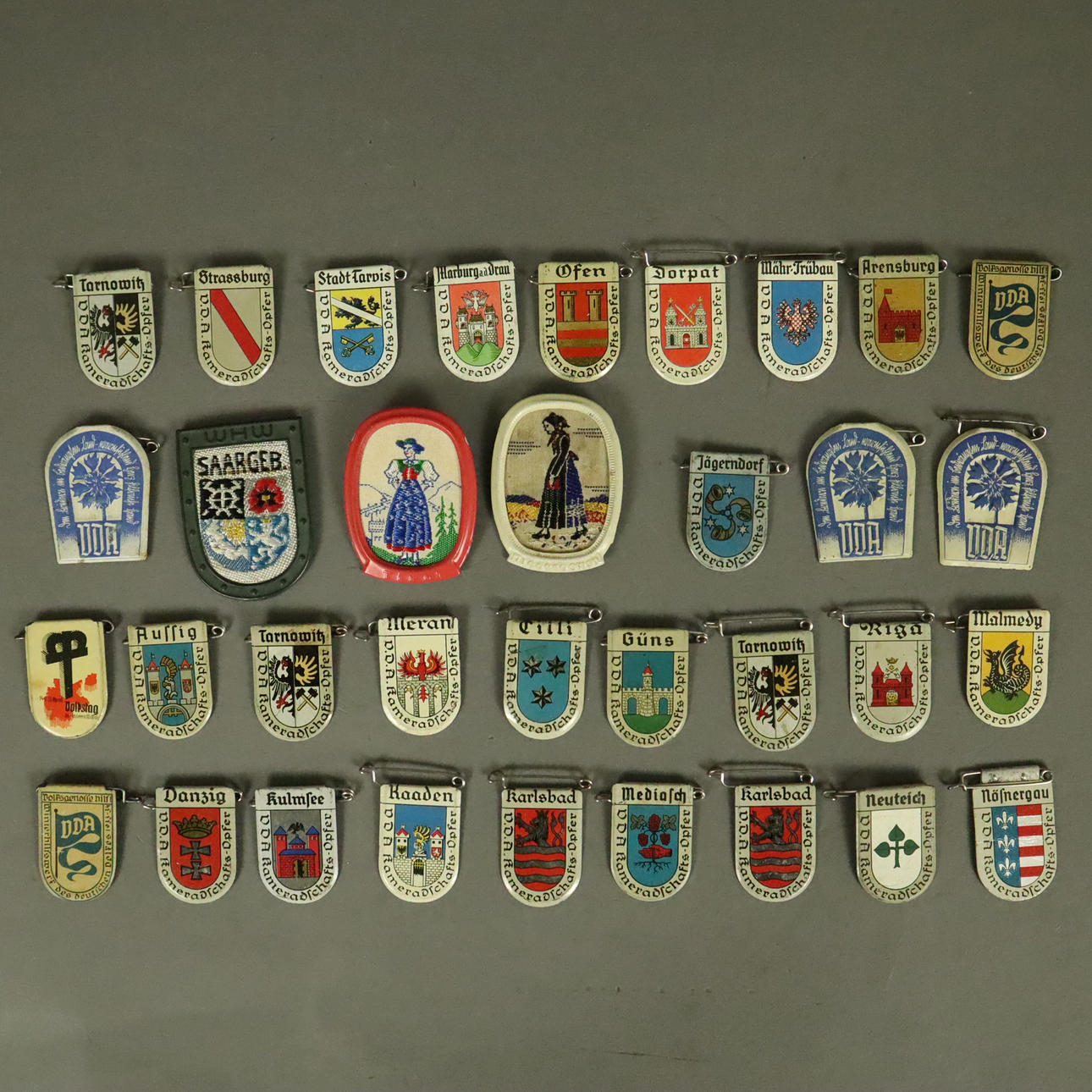 - Konvolut WHW-ABZEICHEN - 34 Stück.