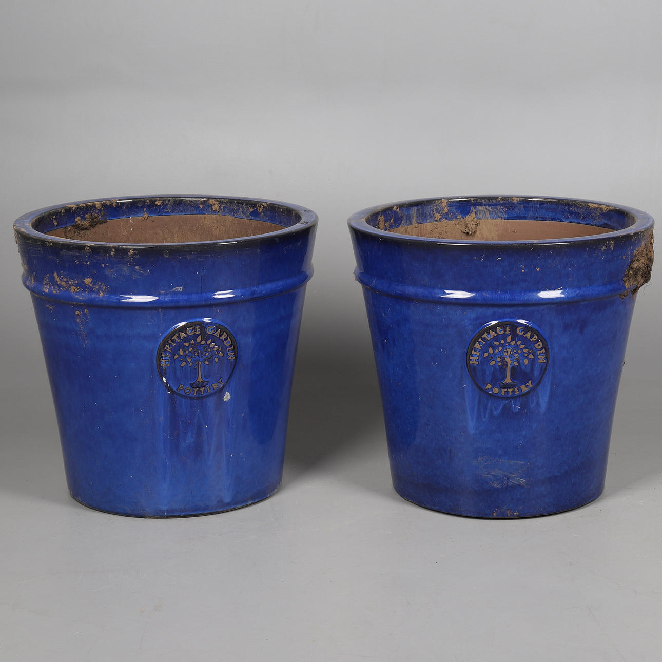 PAR DE MACETEROS GRANDES DE GRES ESMALTADO AZUL.