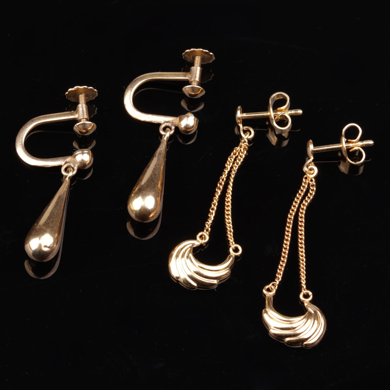 ÖRHÄNGEN, två par, 18k guld, delvis Guldvaruhuset Aktiebolag, Stockholm, 1959.