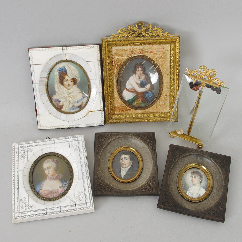 MINIATYRTAVLOR, 6 stycken, trä/metall/glas.