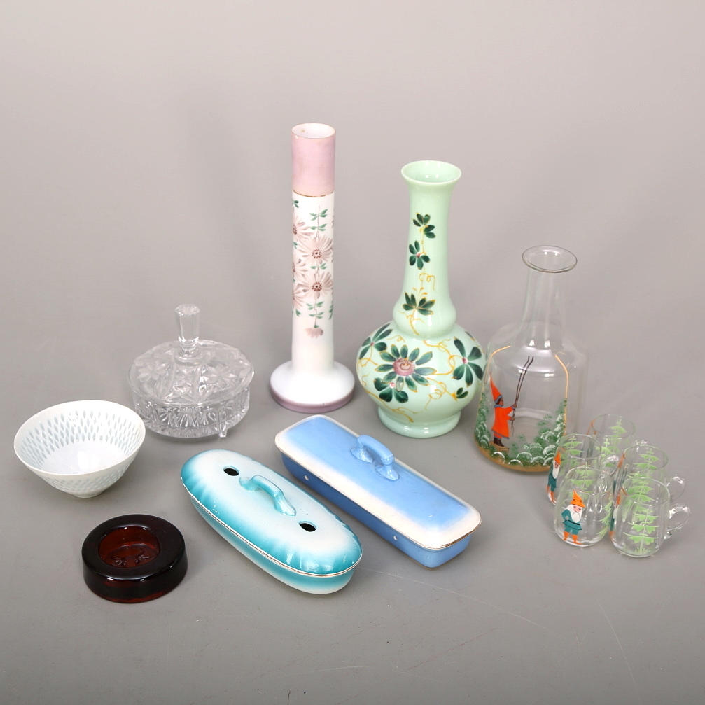 GLAS OCH KERAMIKFÖREMÅL, 13 st, tidigt och sent 1900-tal.