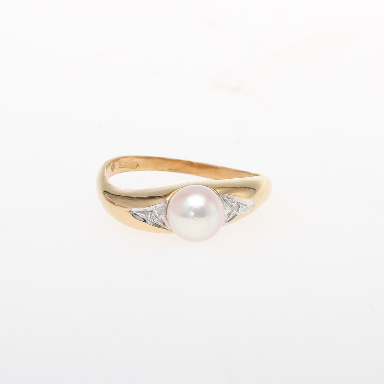 RING, 18K rödguld med odlad pärla samt diamanter, totalt ca 0,01ct. Vikt 2,7g.