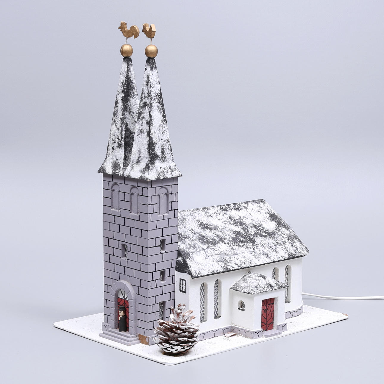 KYRKA MED BELYSNING, trä, 1900-tal.