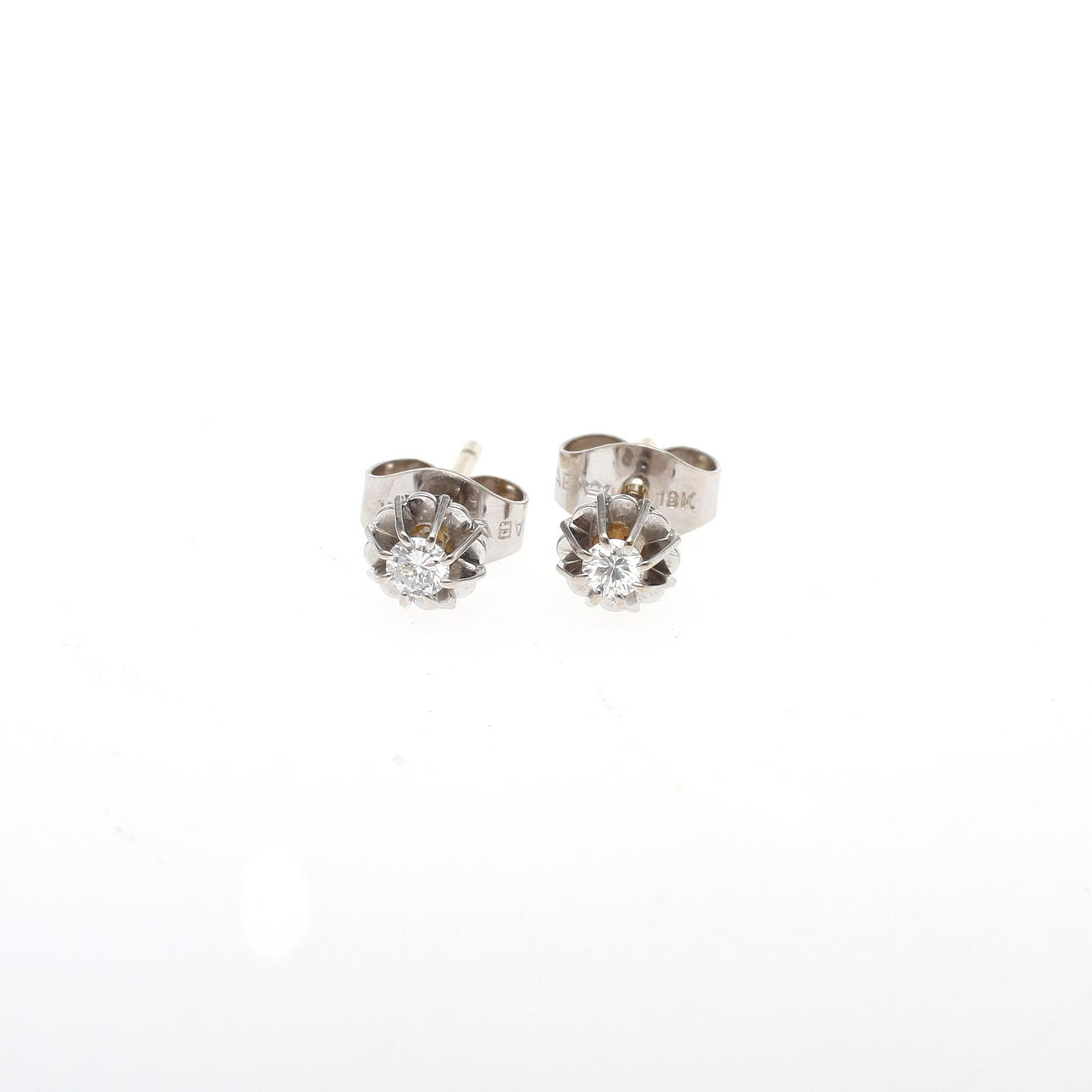 ÖRHÄNGEN, ett par, 18K vit guld med diamanter, totalt ca 0,1ct. Vikt 1,1g.