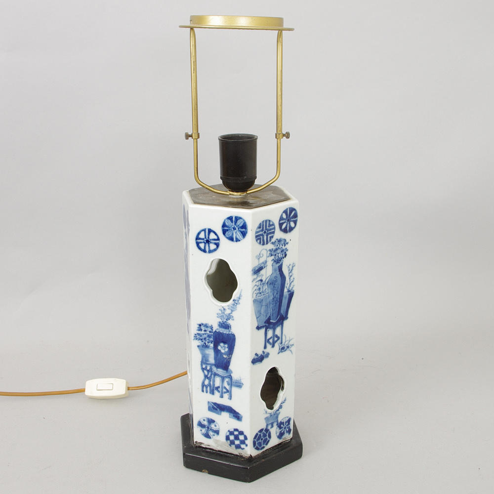 BORDSLAMPA, porslin på träsockel, Kina, 1900-tal.