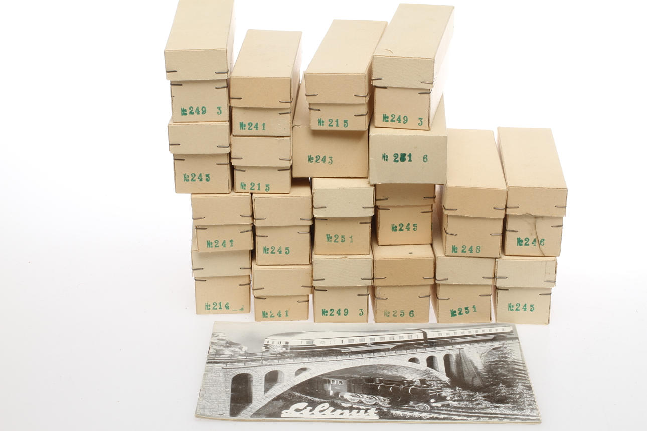 LILIPUT vagnar i originalkartong. Cirka 20 stycken. Katalog.