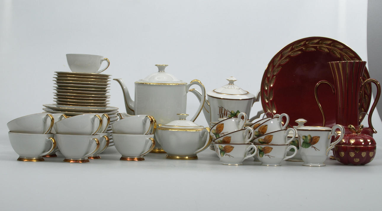 PARTI PORSLINSFÖREMÅL, 69 delar, bland annat Röd Rubin..