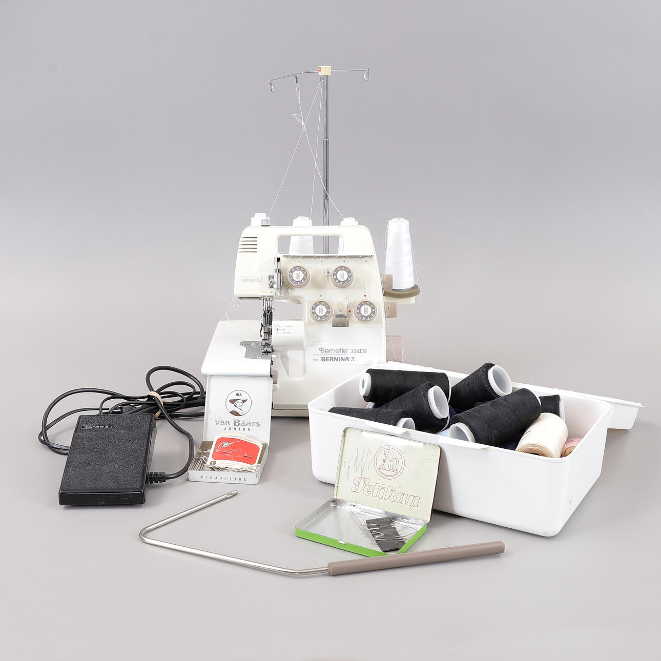 OVERCOVER MACHINE, Bernette 334DS Bernina.