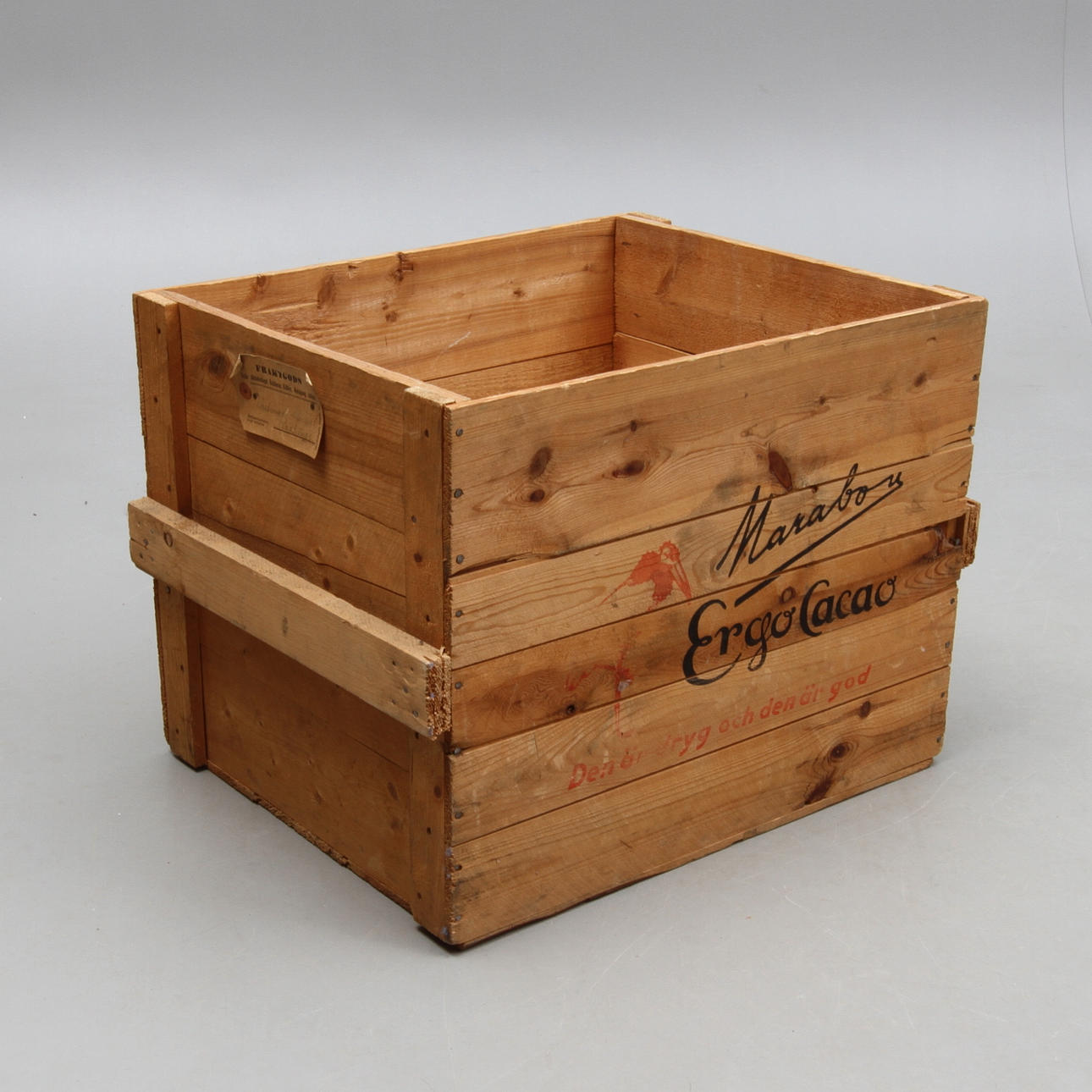 LÅDA med text, "Marabou Ergo Cacao", omkring 1900-talets mitt.