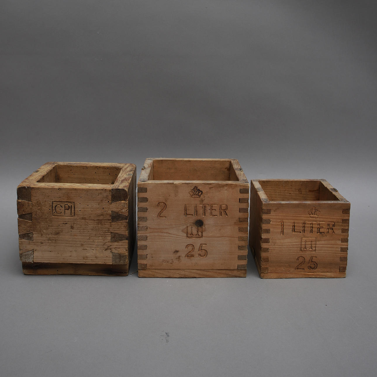 MÅTT, 3 st, trä, delvis krönta, 1-2 liter.