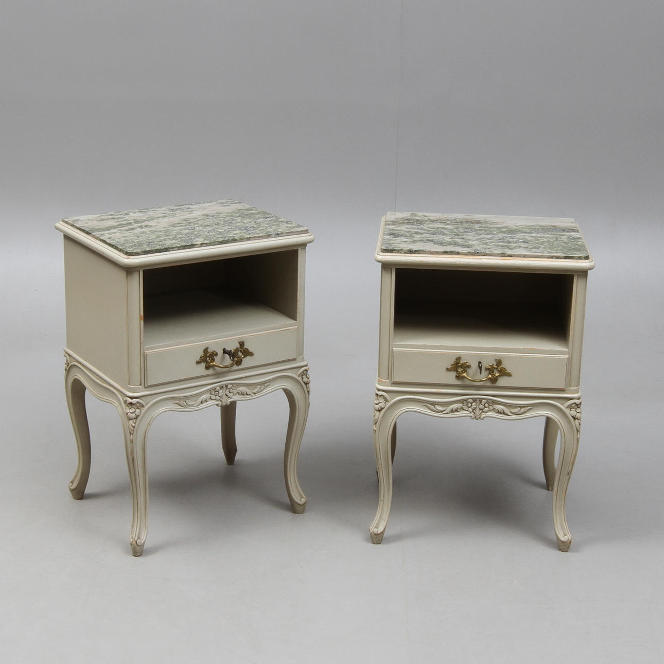 NATTDUKSBORD, 1 par, med stenskiva, rokokostil, 1900-tal.