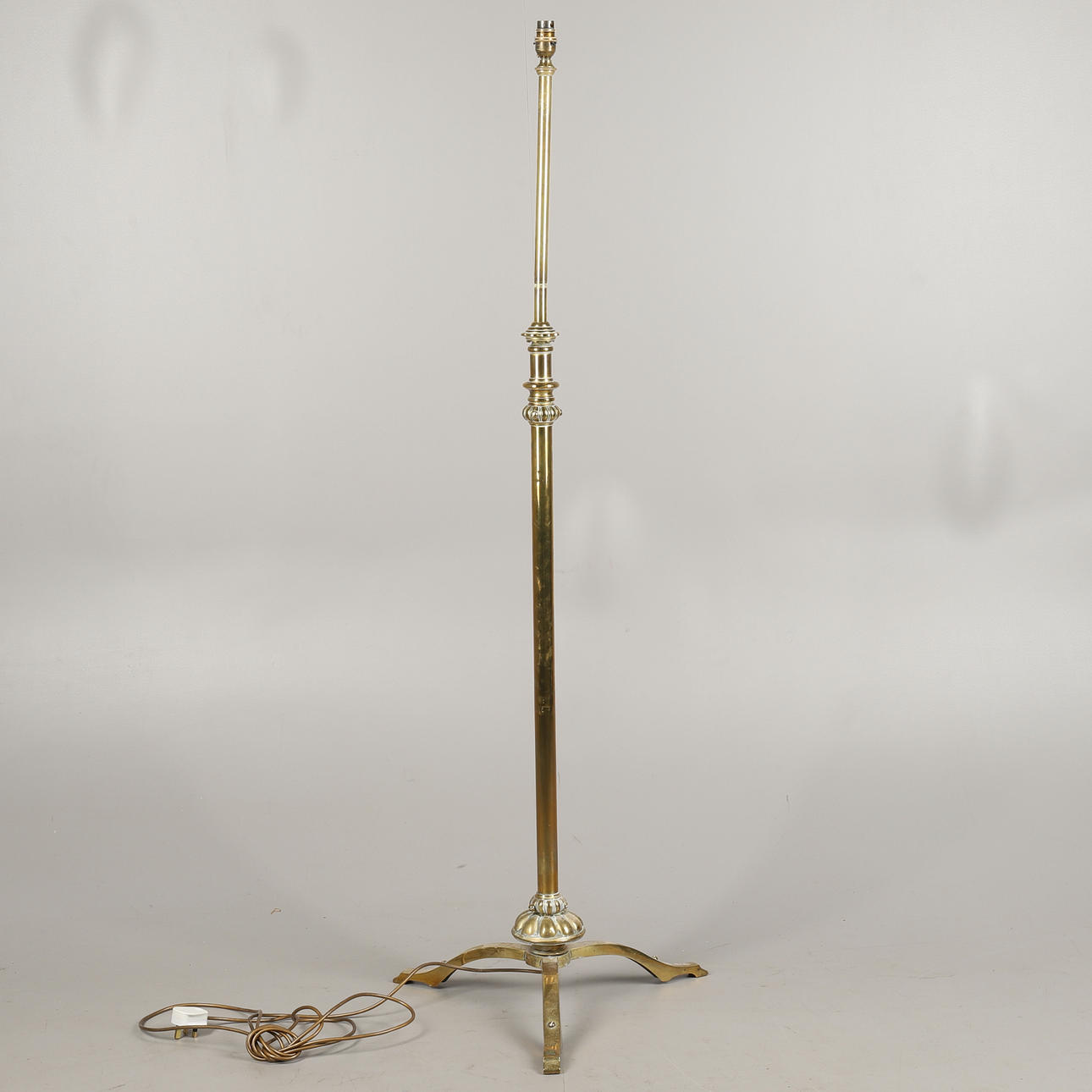 A VICTORIAN STYLE BRASS FLOOR LAMP.