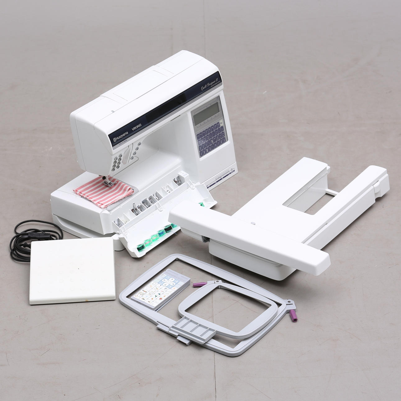 OMPELUKONE, Husqvarna Viking tarvikkeineen.