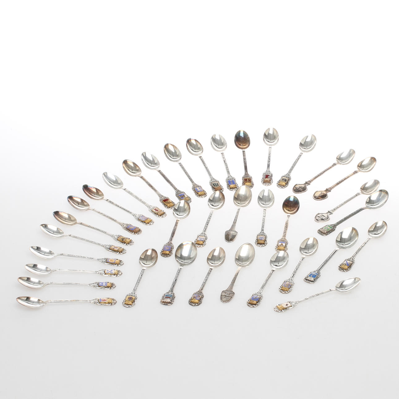 SOUVENIRSKEDAR, 35 st, silver, tema Sverige, mestadels MEMA. 1900-tal.